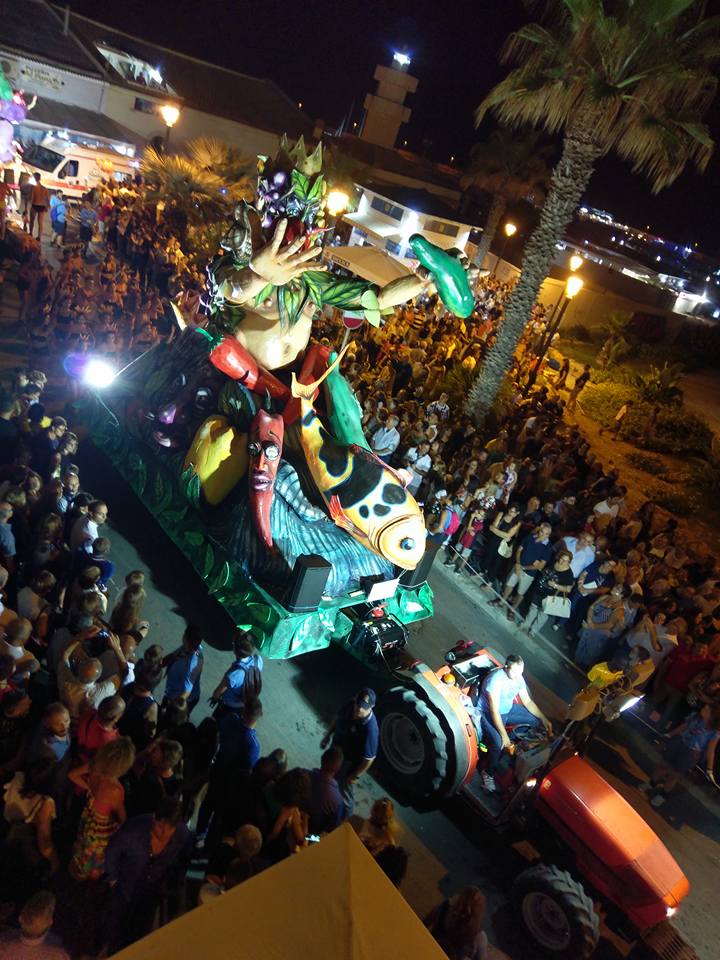 Il carnevale d’estate Re Cucco a Scoglitti è super successo. FOTO E VIDEO