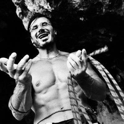 Impresa da leggenda per Alessandro Garretto che scala le pareti a mani nude. Premiato da Accademia delle Prefi