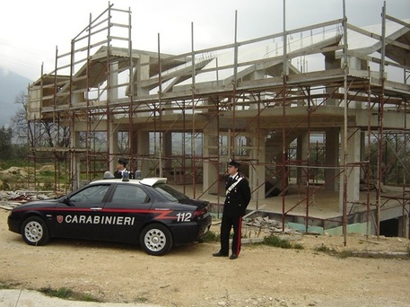Cantieri irregolari e sfruttamento della manodopera extracomunitaria. Controlli dei Carabinieri, denunciati 8 imprenditori