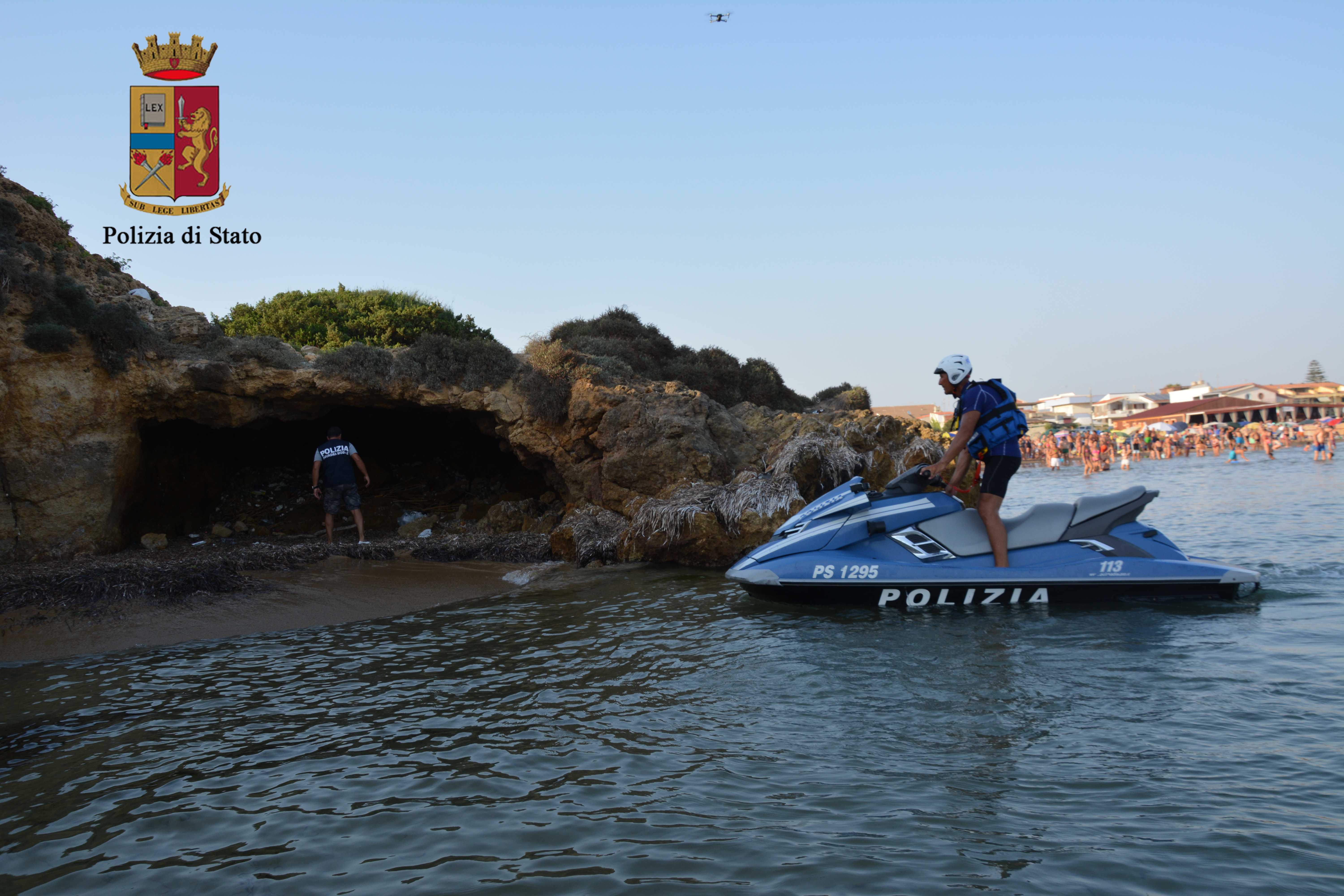 Spacciava in spiaggia ma la Polizia lo arresta con la moto d’acqua