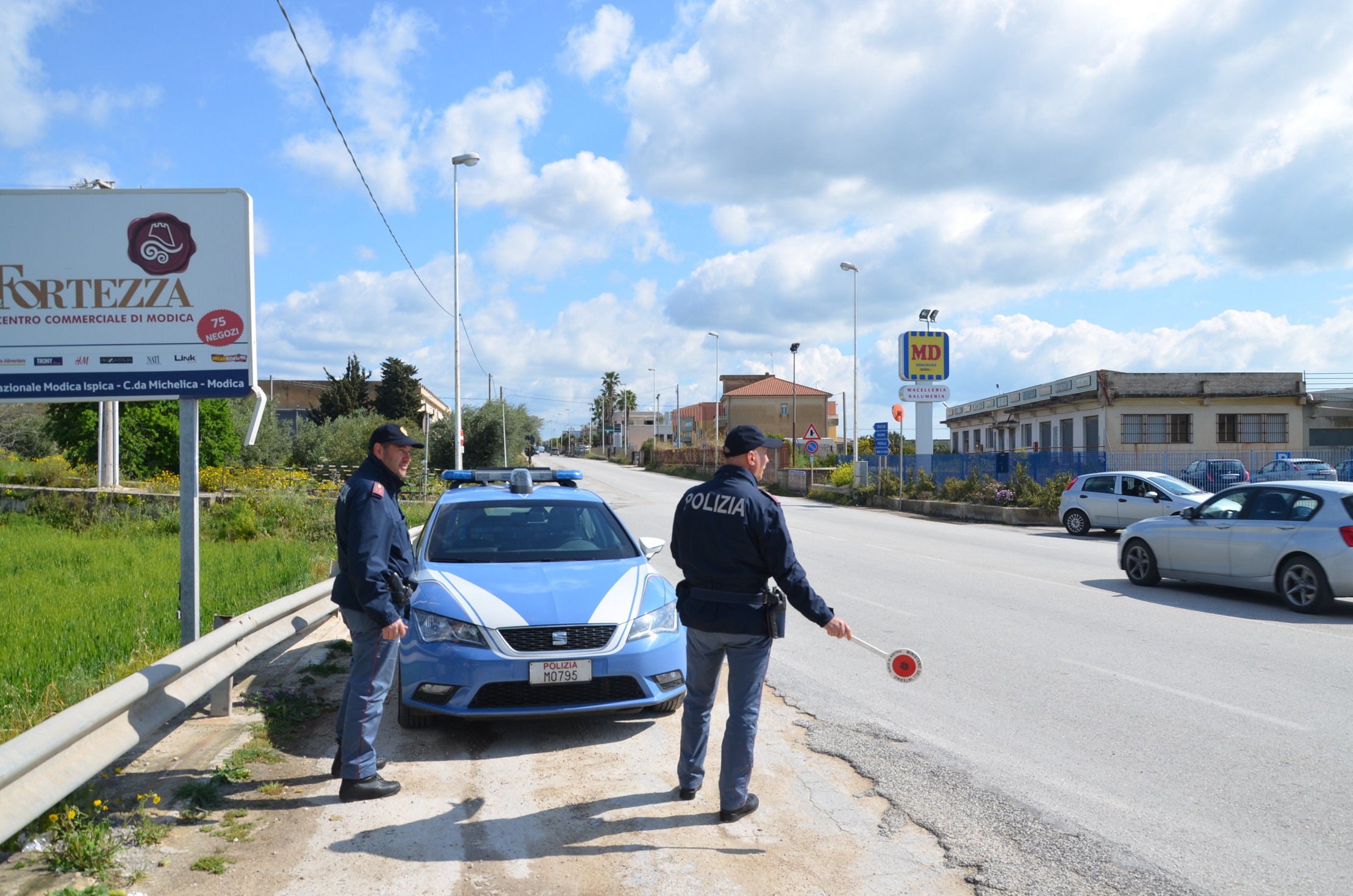 Sfugge alla polizia perchè senza patente. Rocambolesco inseguimento
