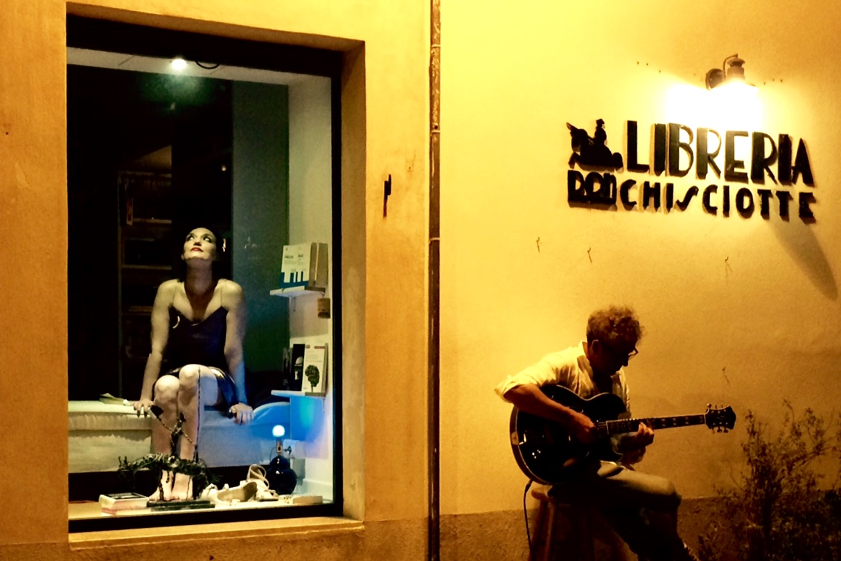 A Scicli l’artista si mette davvero in vetrina. La processione poetica di Angelique