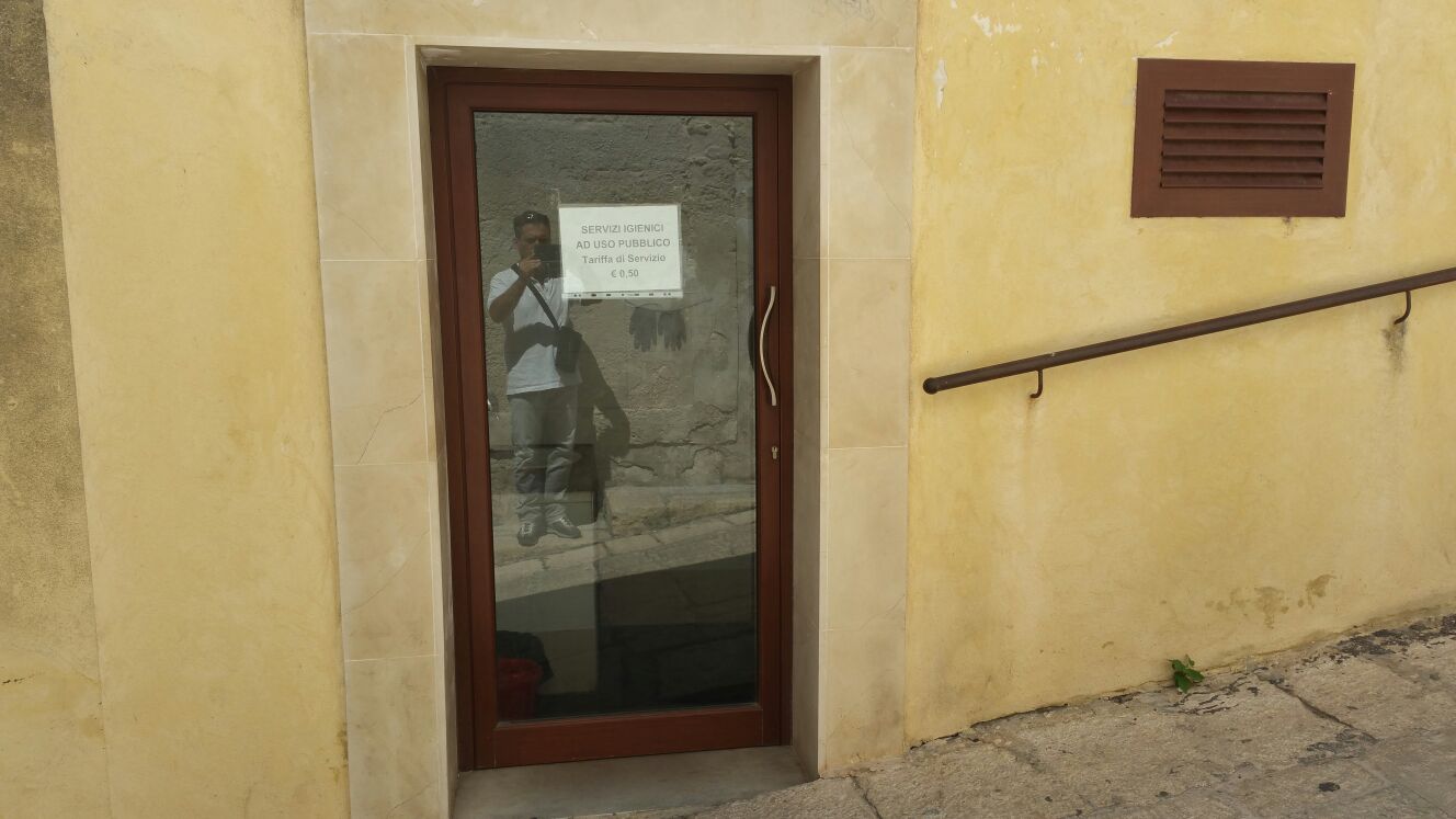 Bagni pubblici chiusi a Ibla. Lo segnala il Pd di Ragusa
