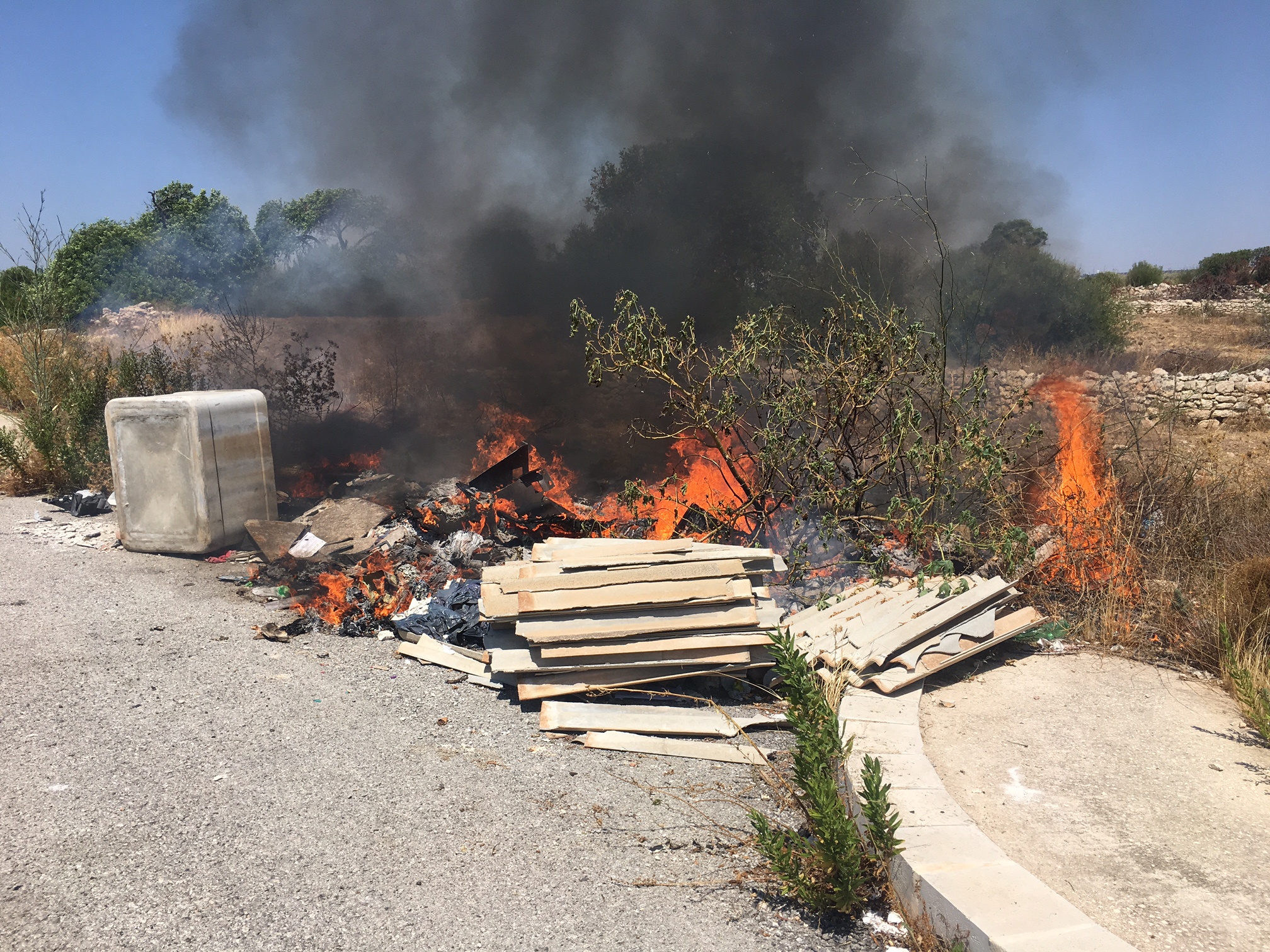 Incendio nella zona industriale di Modica.