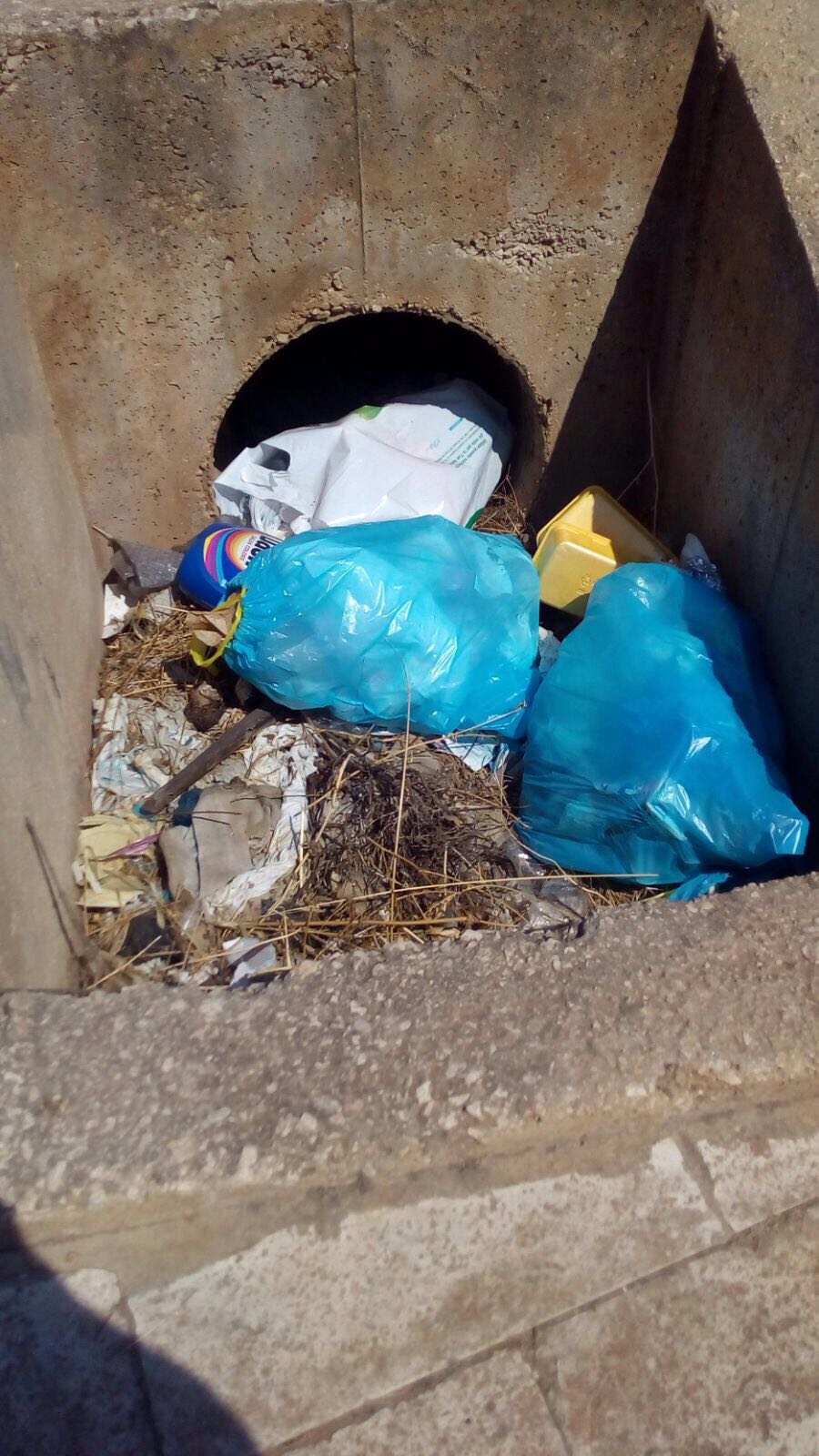 Il fognolo di via Schembri a Marina di Rg diventa mini discarica