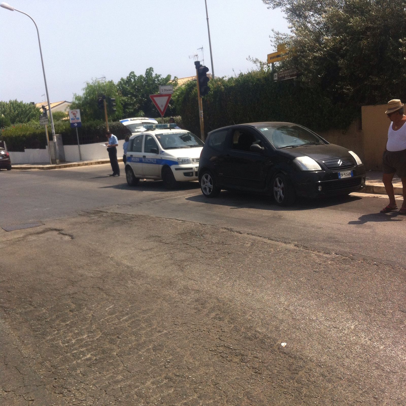 Semaforo spento al Villaggio Gesuiti, fioccano gli incidenti