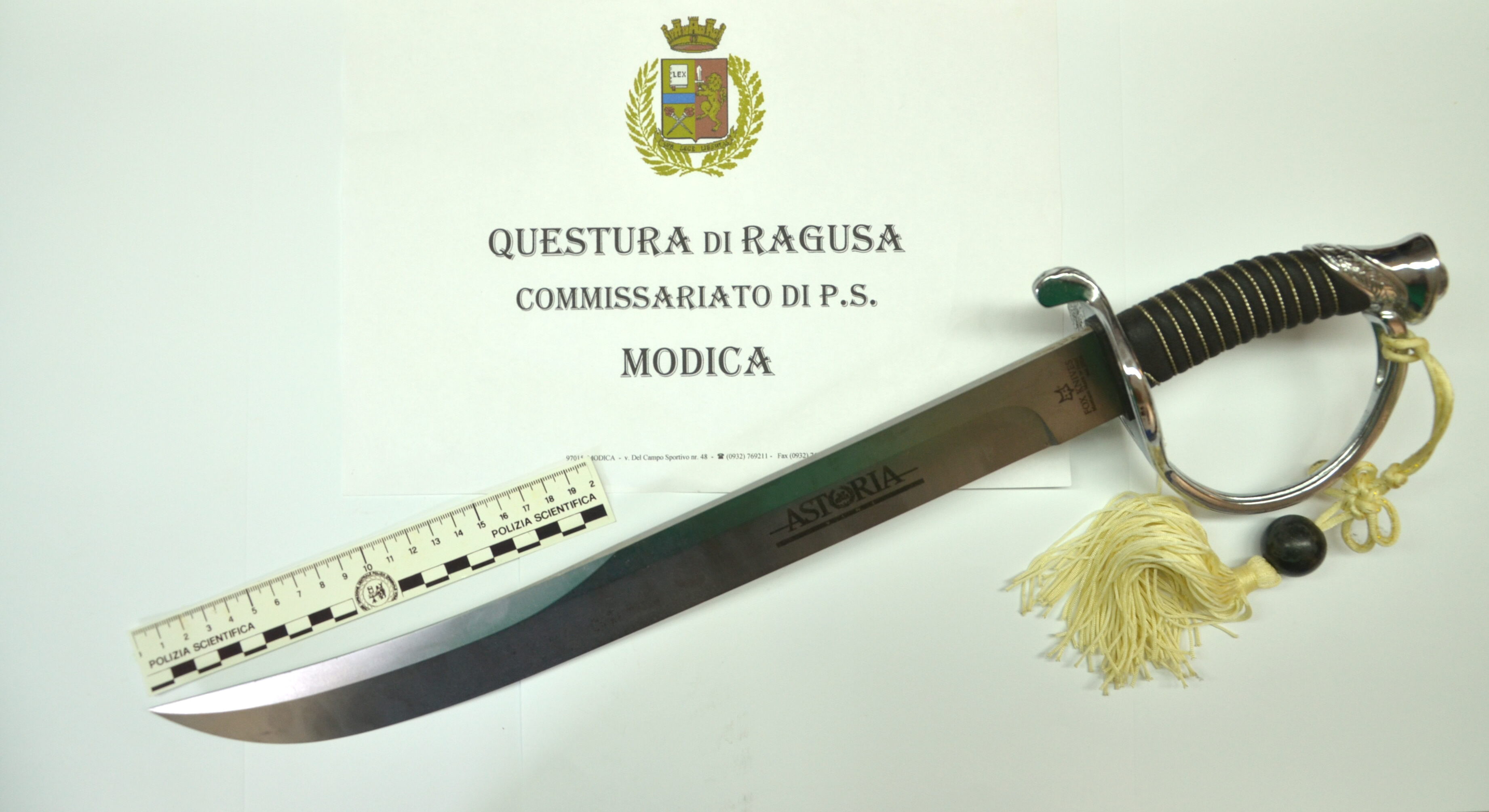 Arrestato ragusano per maltrattamenti sulla convivente. Avrebbe usato una sciabola da sommelier per minacciarla