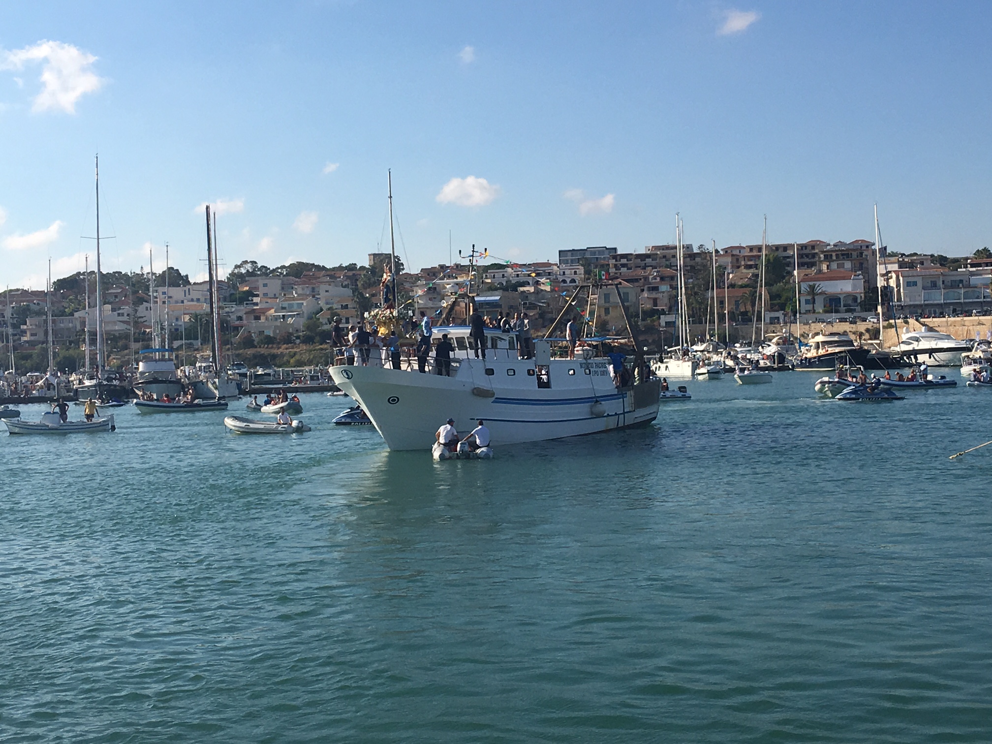 A Marina di Ragusa il ferragosto con la processione a mare della Madonna