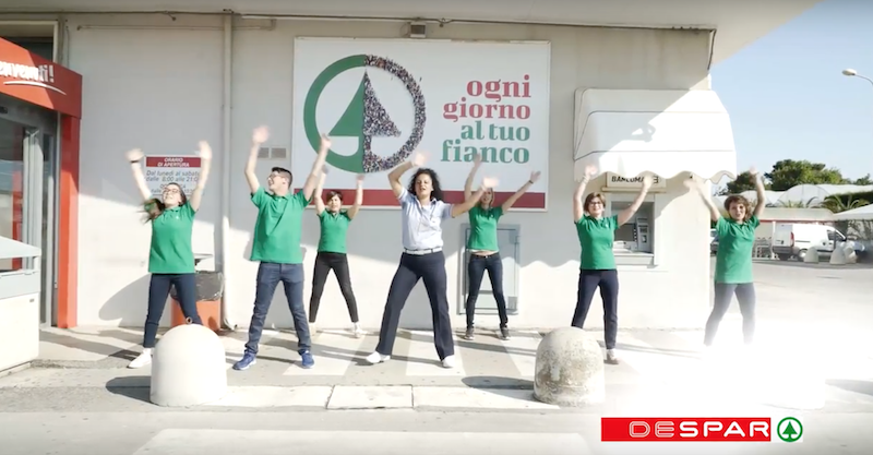 Un flash-mob per invitarvi al concerto dei Nomadi. E il video diventa virale. Eccolo.