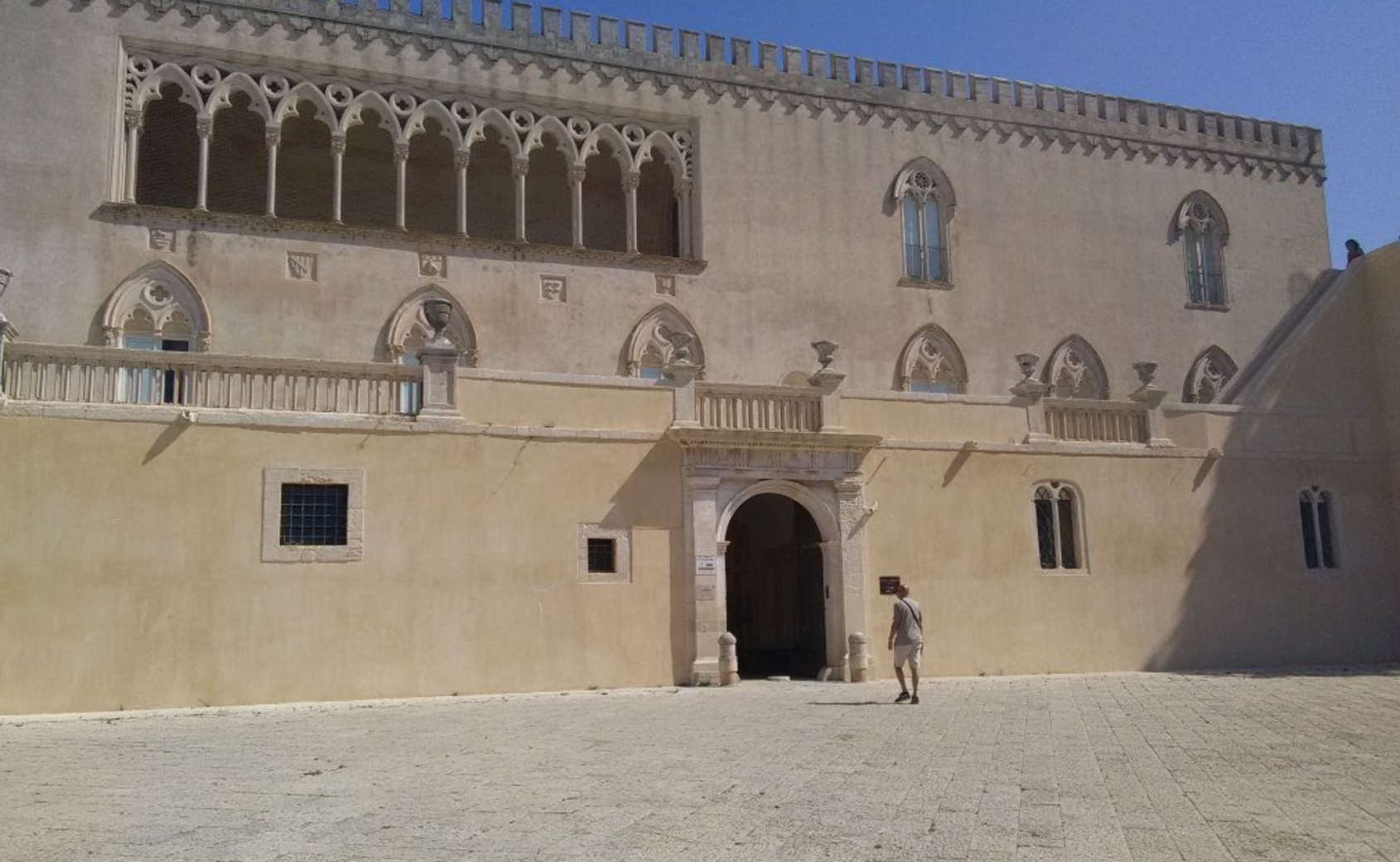 14 agosto castello di Donnafugata chiuso per riposo settimanale. Turisti increduli