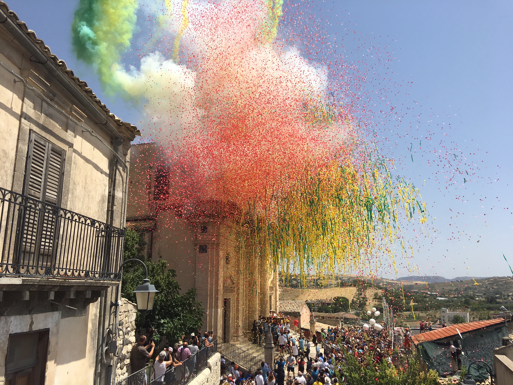 E’ festa di colori a Giarratana per la Madonna della Neve. FOTO