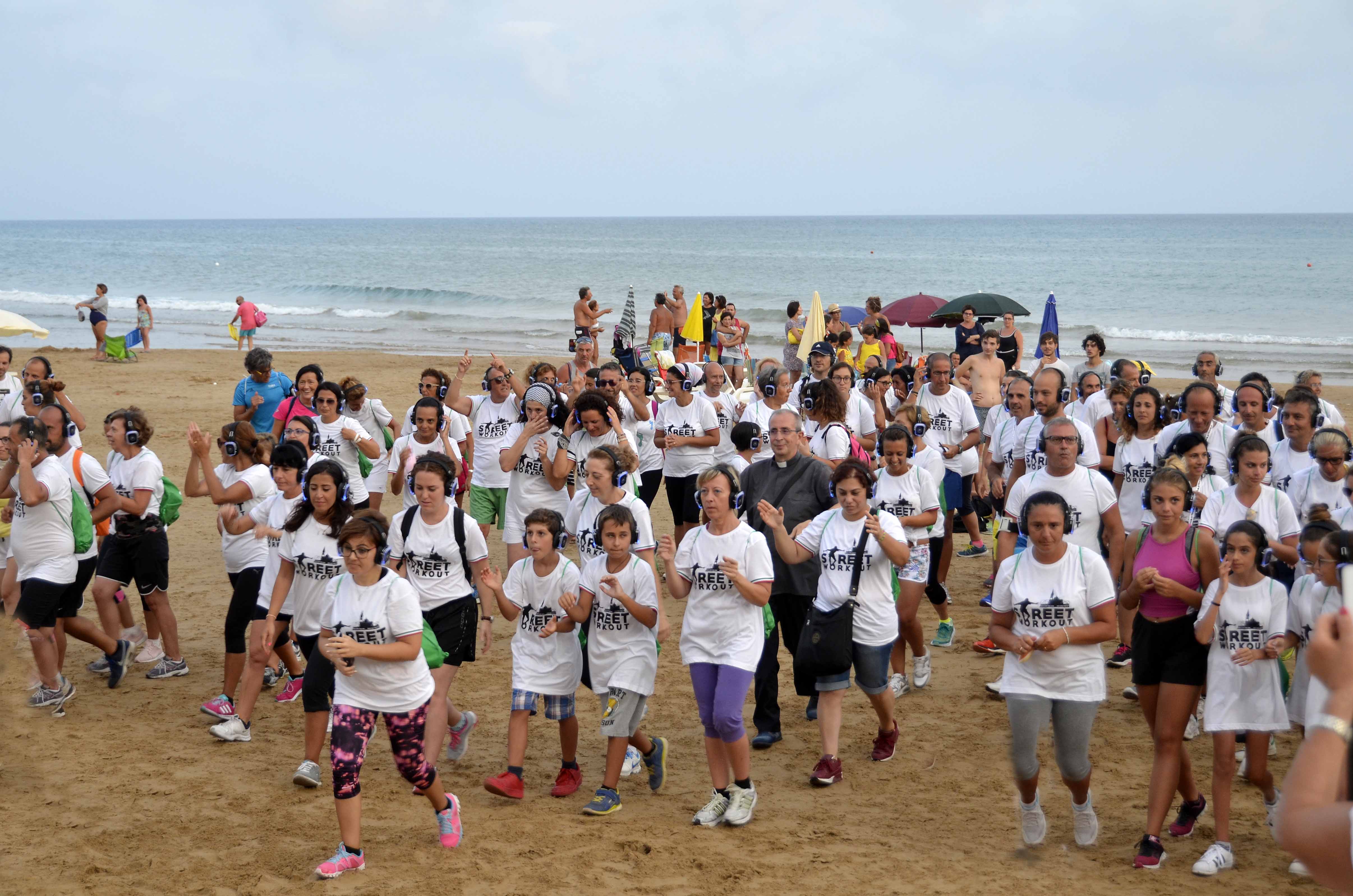 Camminatori senza sosta a Marina di Ragusa con Workout. VIDEO