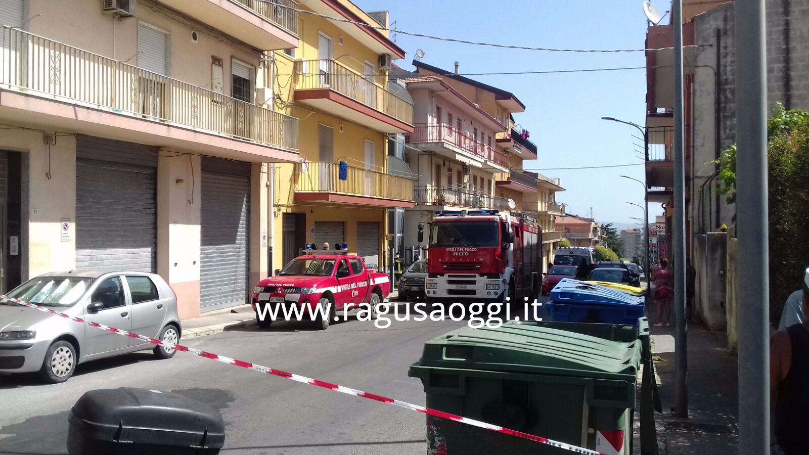 Scoppia bombola in via Lombardia, pezzi piovono sul mercatino di piazza Tamanco. FOTO