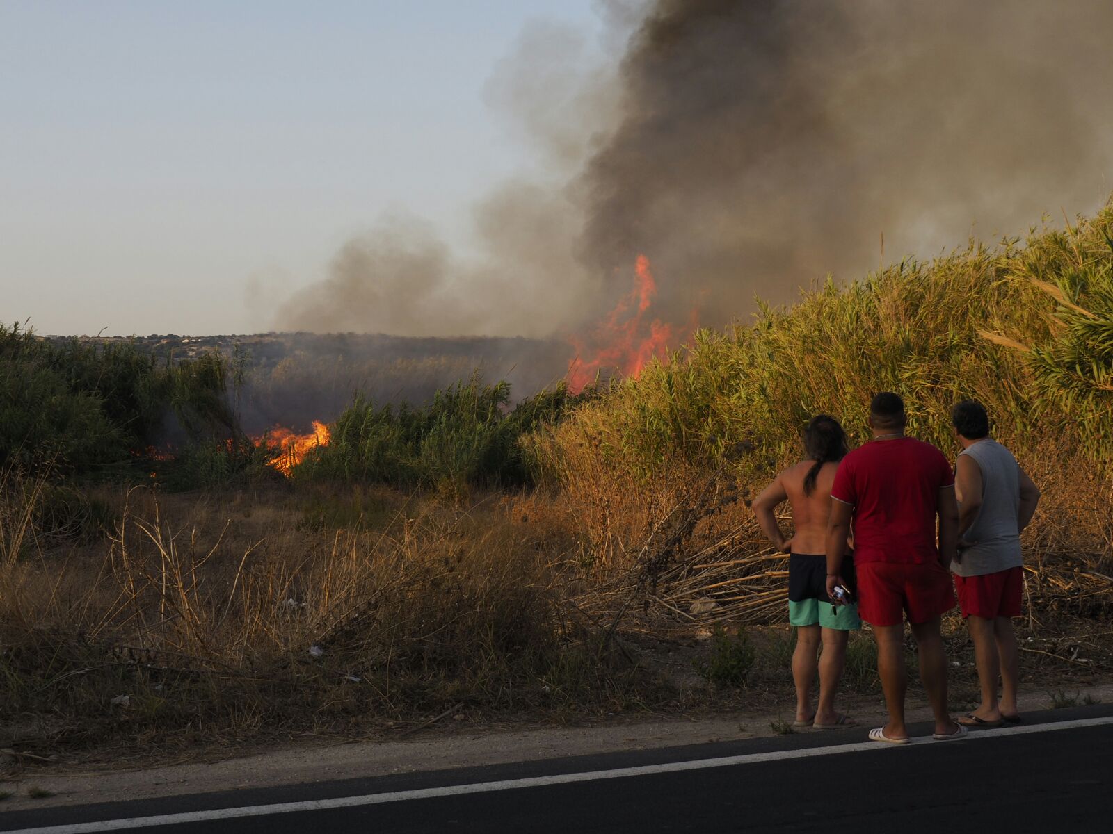 Incendio all’ingresso di Marina di Ragusa nei pressi delle giostre
