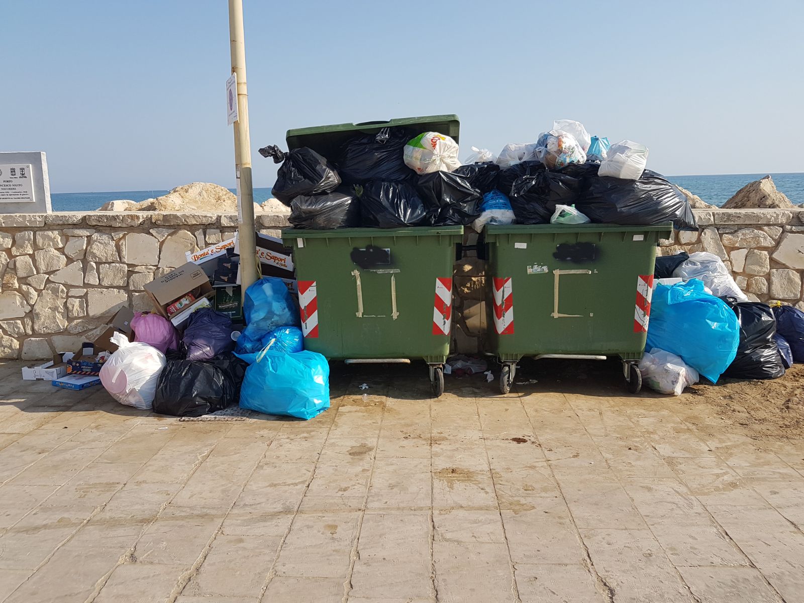 Benvenuti a Donnalucata. E il ristoratore chiude il locale perché si vergogna ad accogliere i turisti