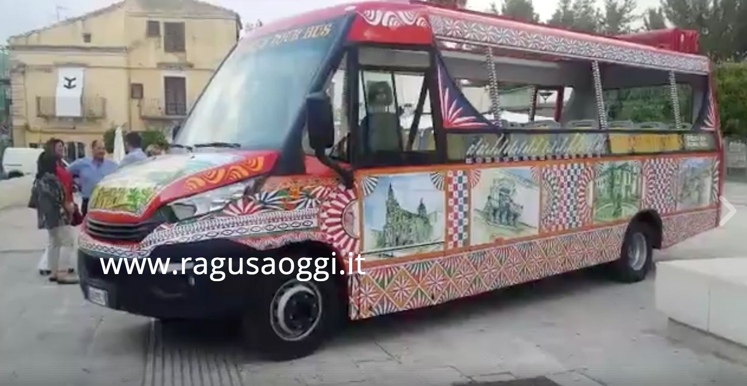 Ecco in anteprima l’autobus turistico scoperto. Si richiama al carretto siciliano. Parte da Ragusa. VIDEO