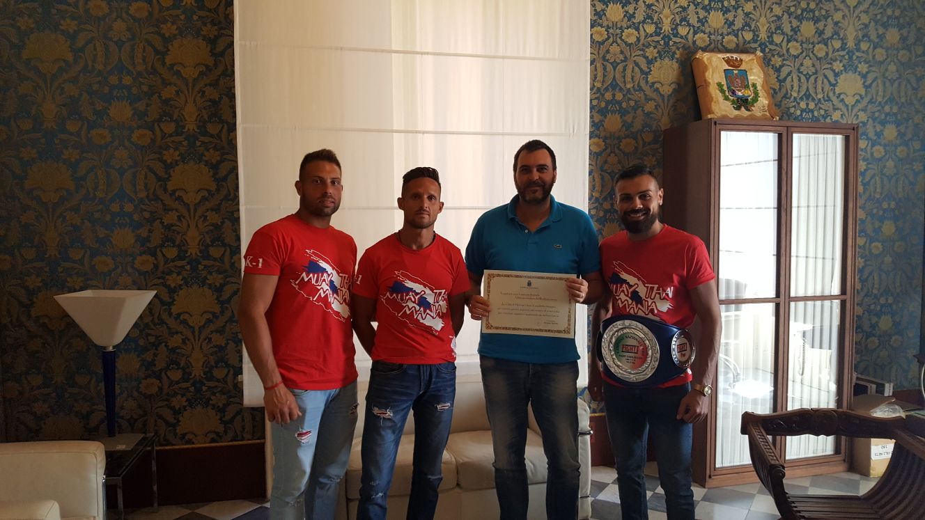 il campione vittoriese di Muay Thai Salvatore Cicerone in visita al Comune
