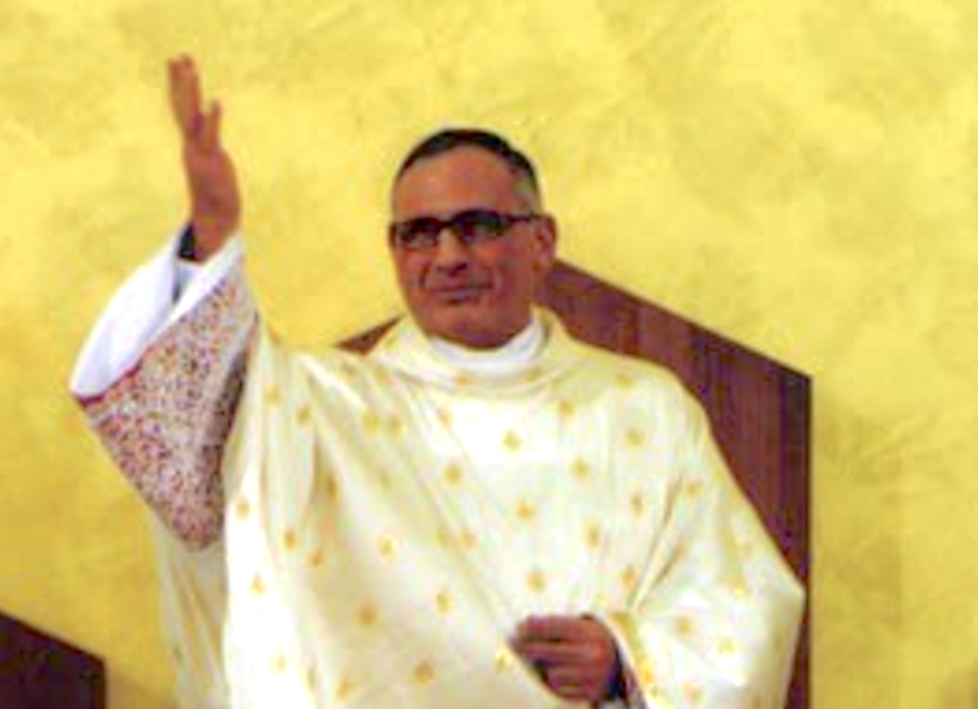 Via il parrocco Gino Alessi dalla cattedrale. L’annuncio del vescovo in piena festa di San Giovanni. E lui sui social “Vado dove Dio mi porta”