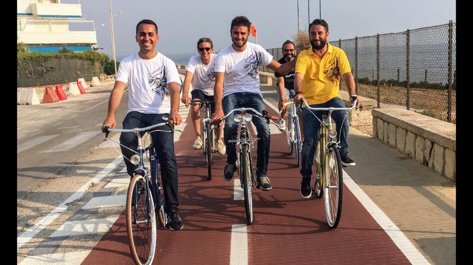 Passeggiare in bicicletta la domenica mattina. Innamorarsi ma non del sindaco Piccitto. VIDEO