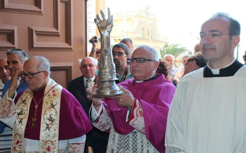 Il comitato della festa comunica che il braccio di San Giovanni va in ospedale. Si sarà fatto male?