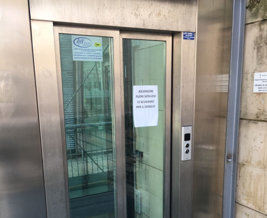 La maledizione dell’ascensore di via Roma. Nuovamente guasto e non si sa il perché