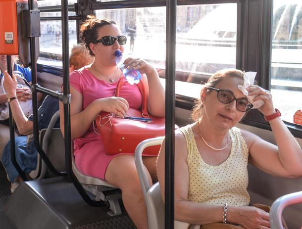 Autobus urbani ed extraurbani senza aria condizionata, passeggeri soffrono caldo