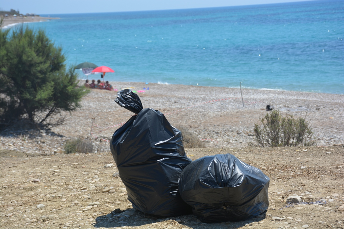 A difesa delle spiagge di Scoglitti, con i sacchi neri per la spazzatura di Ferragosto
