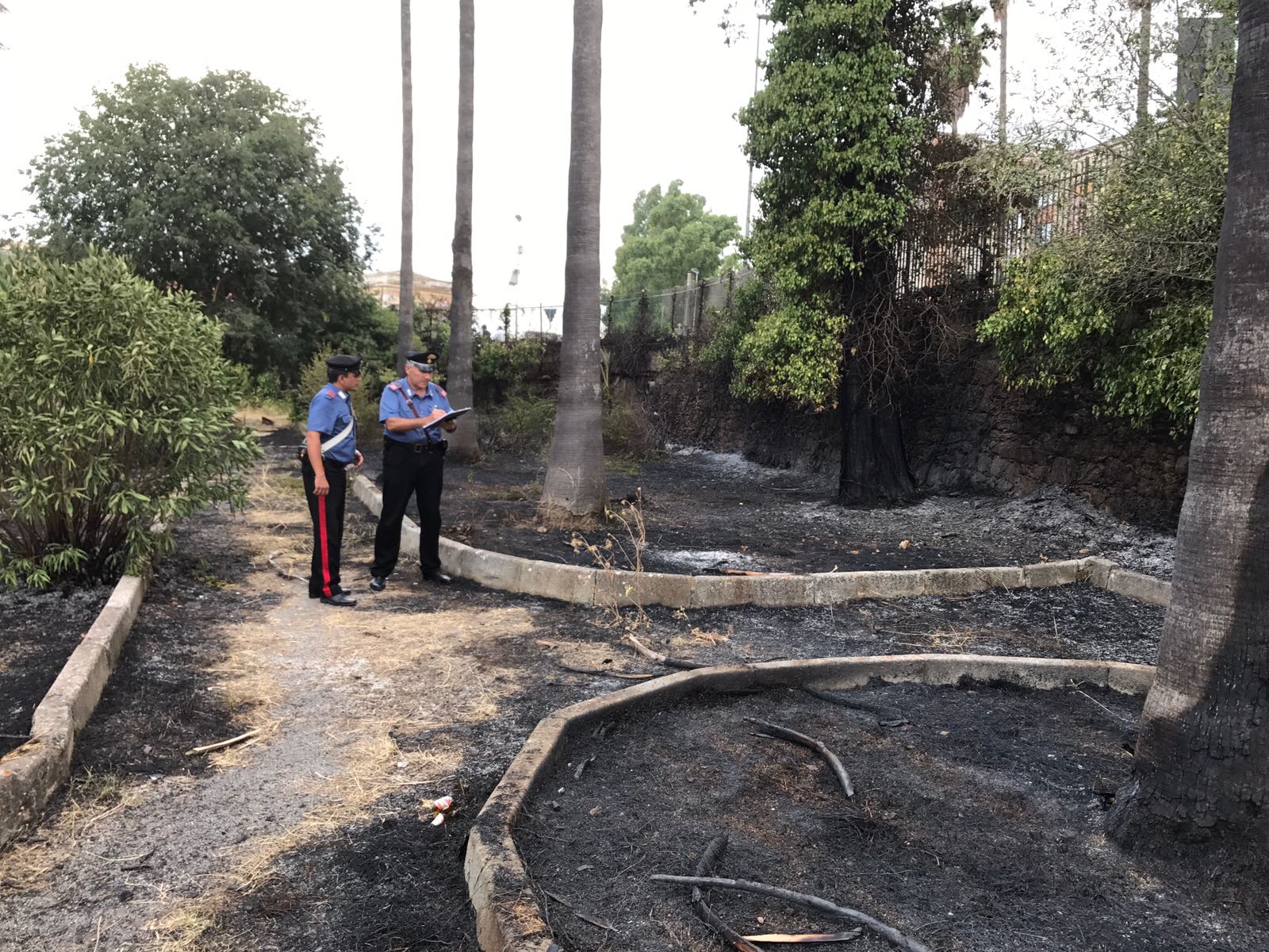 Villa comunale a fuoco, la colpa di un piromane. Arrestato dai Carabinieri. E’ avvenuto a Floridia