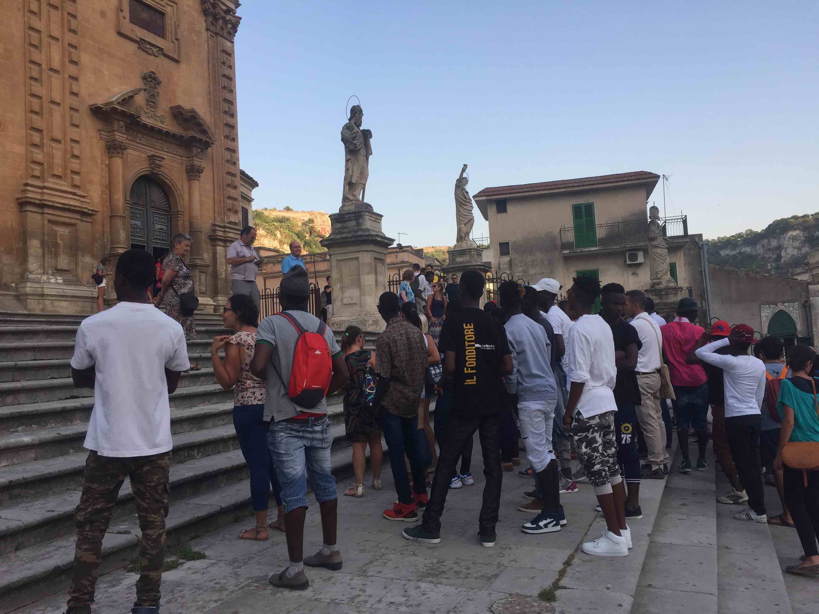 A Modica il benvenuto ai migranti minori con una passeggiata. VIDEO