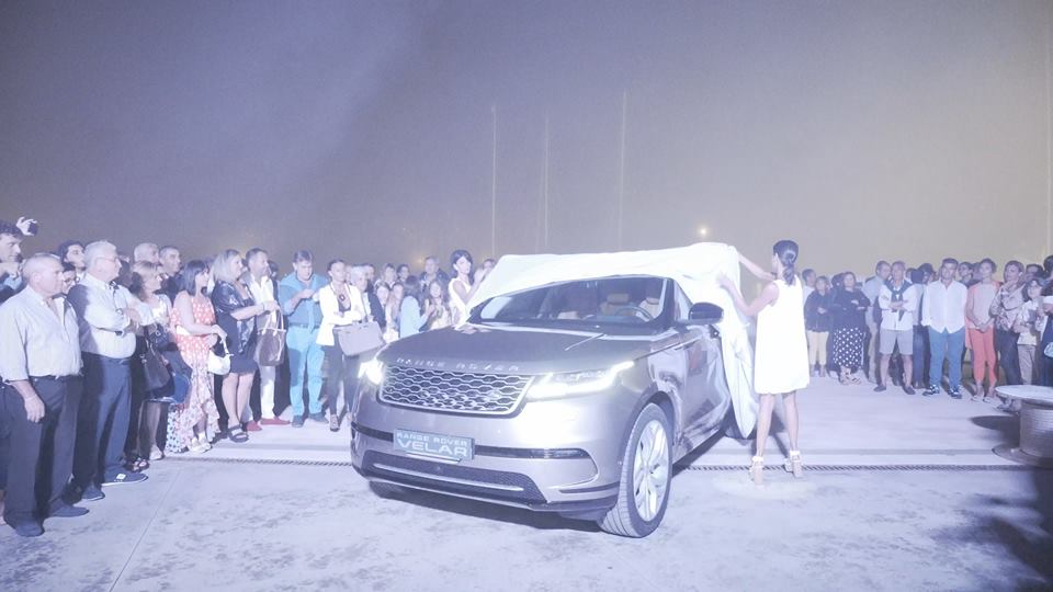 Vento in poppa e Velar in torre di controllo. Presentato il nuovo suv Range Rover al porto. VIDEO