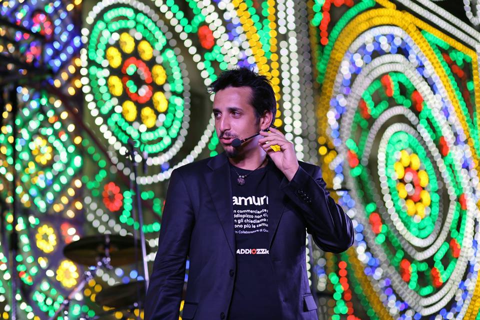 Roberto Lipari il comico che ha fatto ridere anche la Cattedrale. VIDEO