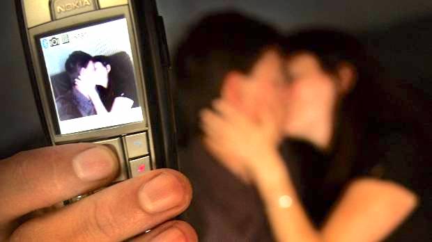 Sexting giovane modicano ricattato da straniero per foto hard