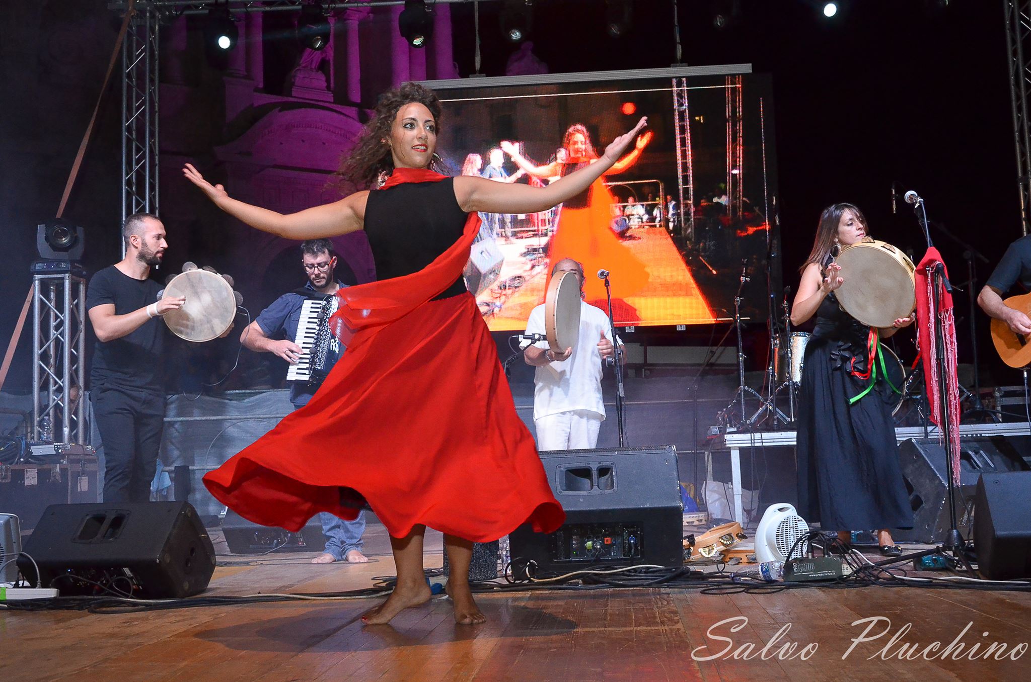 Sold out al Taranta Sicily Fest a Scicli. Sicilia e Puglia uniti da musica e danza. FOTO E VIDEO