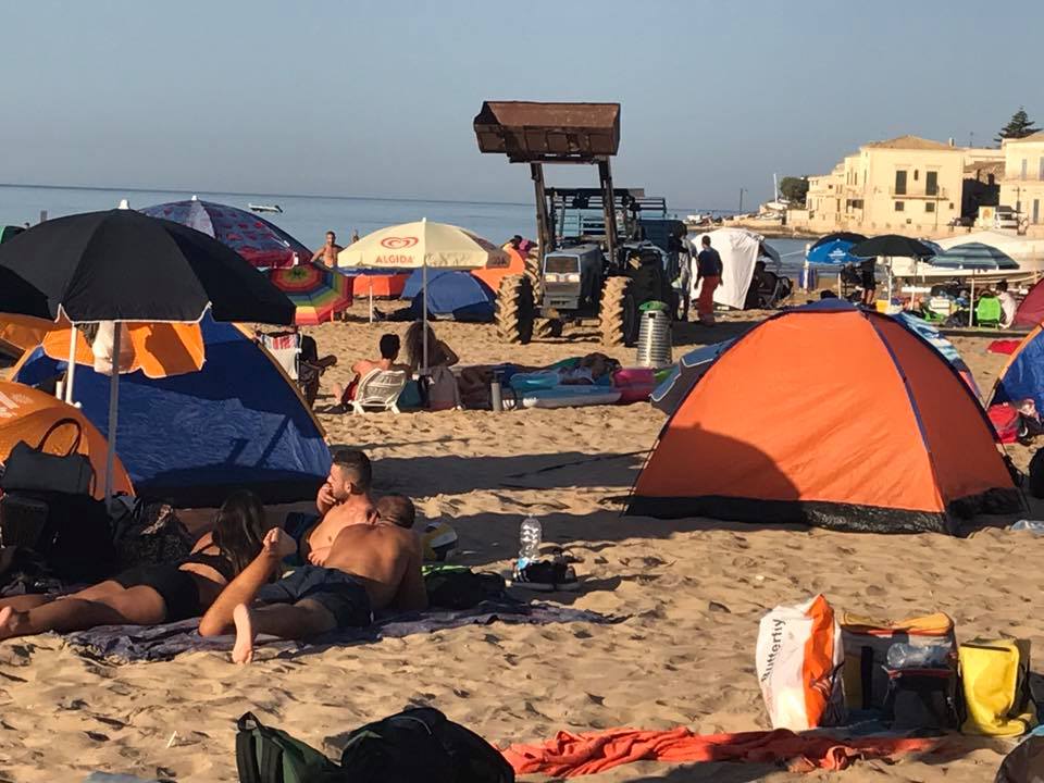 I controlli e le tende sulla spiaggia