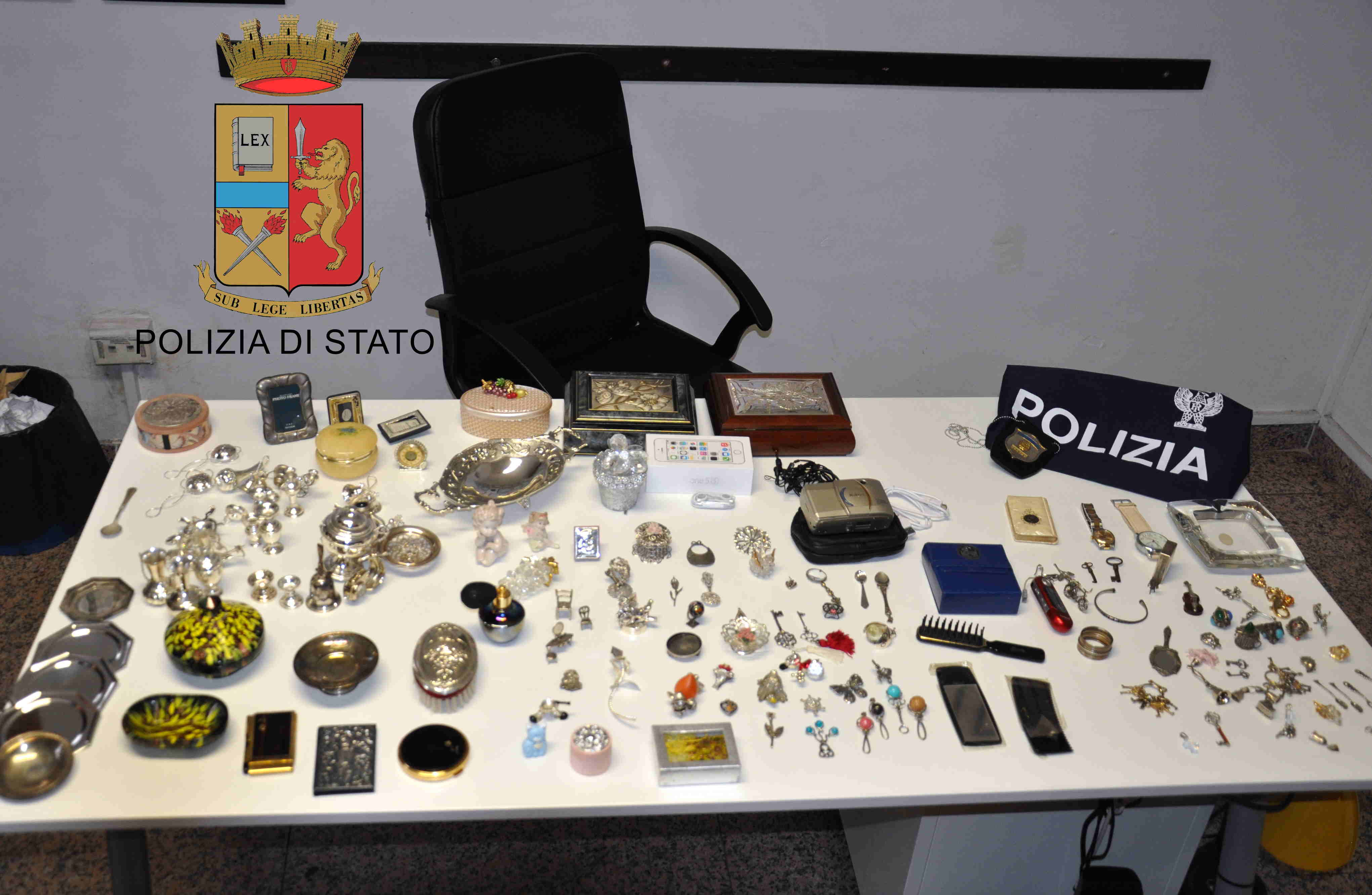 A Comiso perquisite  alcune abitazioni. Trovata ingente refurtiva, anche un rolex da 2 mila euro