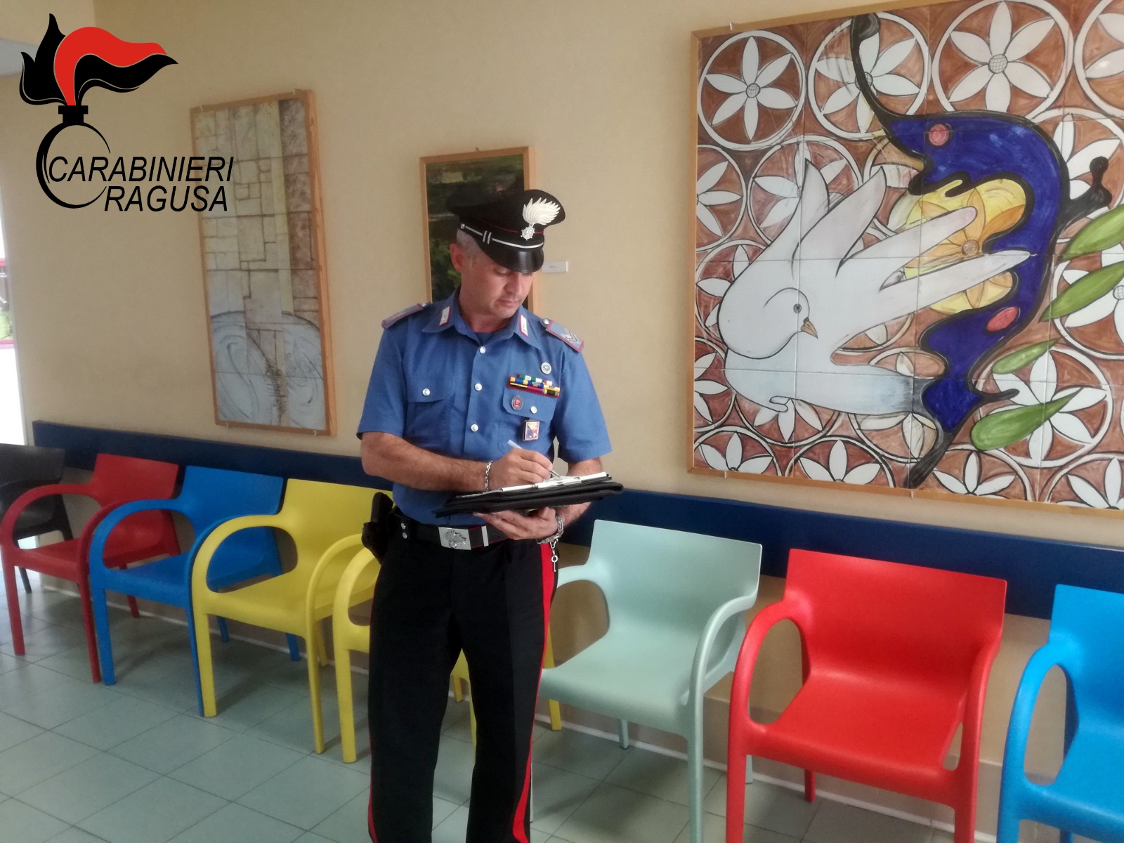 Ruba tavoli e sedie all’ospedale a Ibla. Arrestato dai Carabinieri
