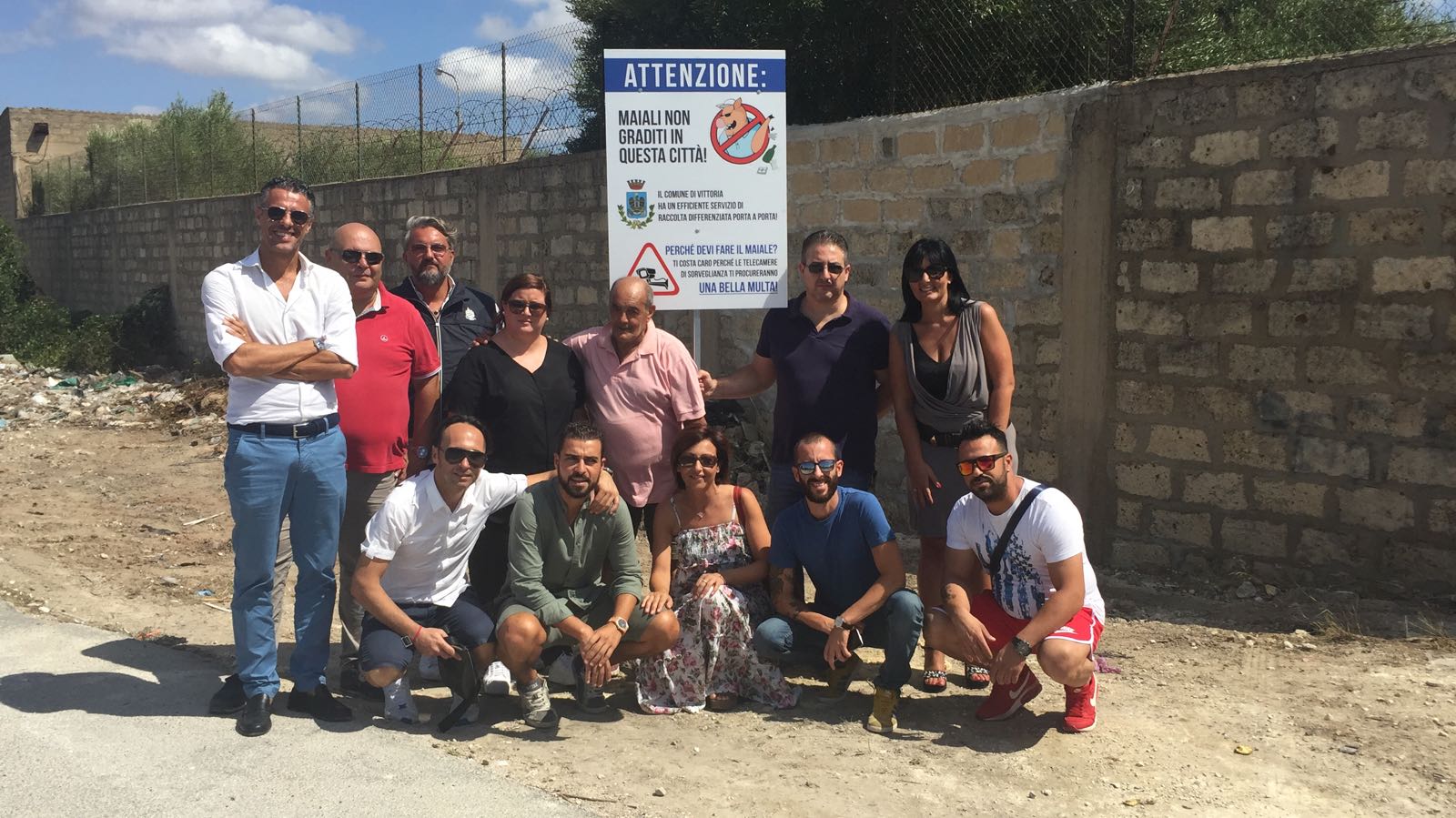 Un cartello in contrada Cicchitto per far capire che non è una discarica abusiva. Oggi a Vittoria la sistemazione
