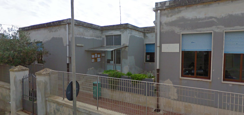 Cade dal tetto della scuola a Sampieri un 12enne.