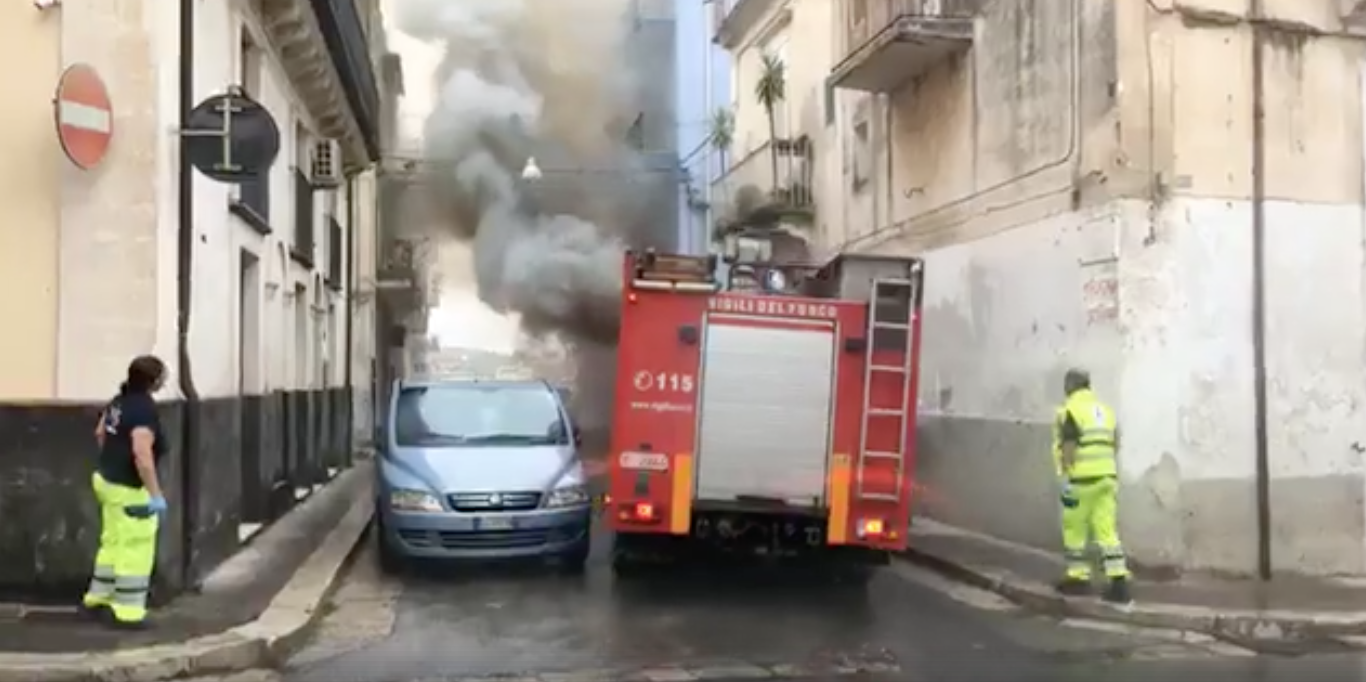 Incendio in via Ciullo d’Alcamo a Ragusa. Conclusi i soccorsi dei Vigili del Fuoco. FOTO E VIDEO