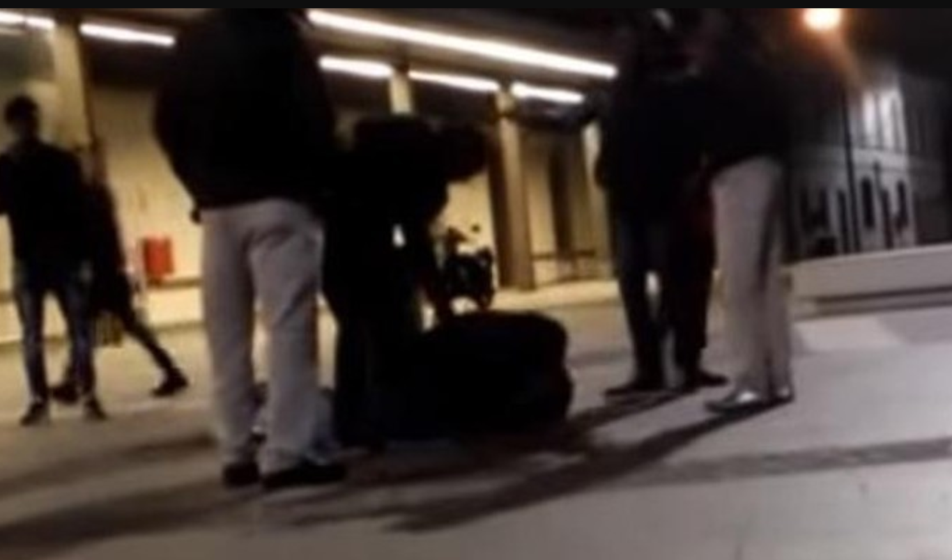 Aggressione nella notte a Scoglitti: tre tunisini picchiano un gelese, rimasto ferito