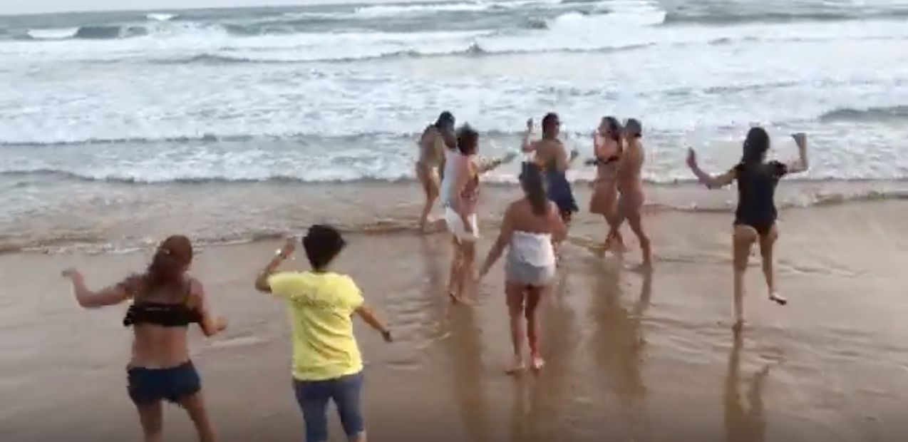 La voglia d’estate non finisce mai e si balla in spiaggia. A Punta Secca. VIDEO