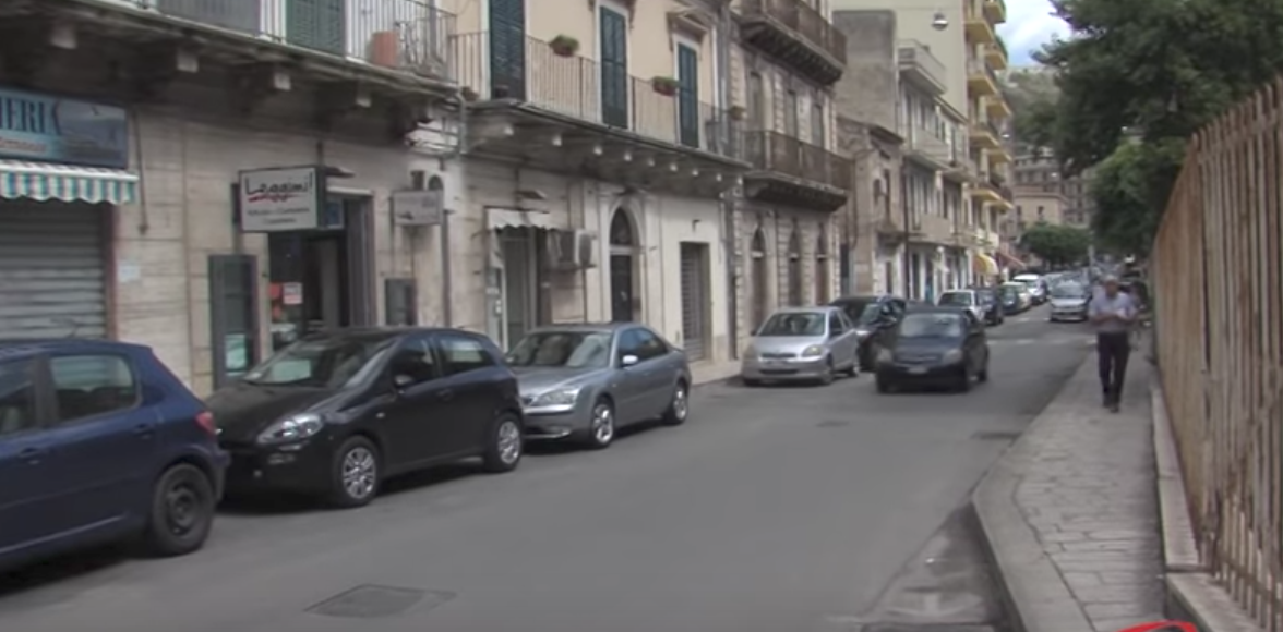 Puzza nel cuore della città a Modica: “Miasmi fognari da mesi” e ora la palla passa a Iblea Acque