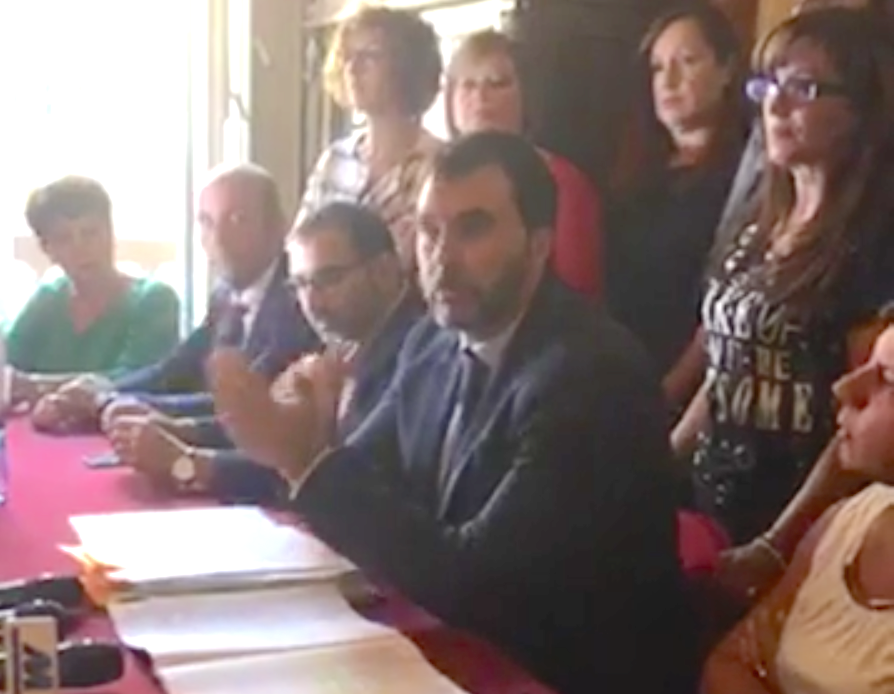 IN DIRETTA la conferenza stampa del sindaco di Vittoria, Giovanni Moscato: “Estraneo ai collegamenti mafiosi”. VIDEO