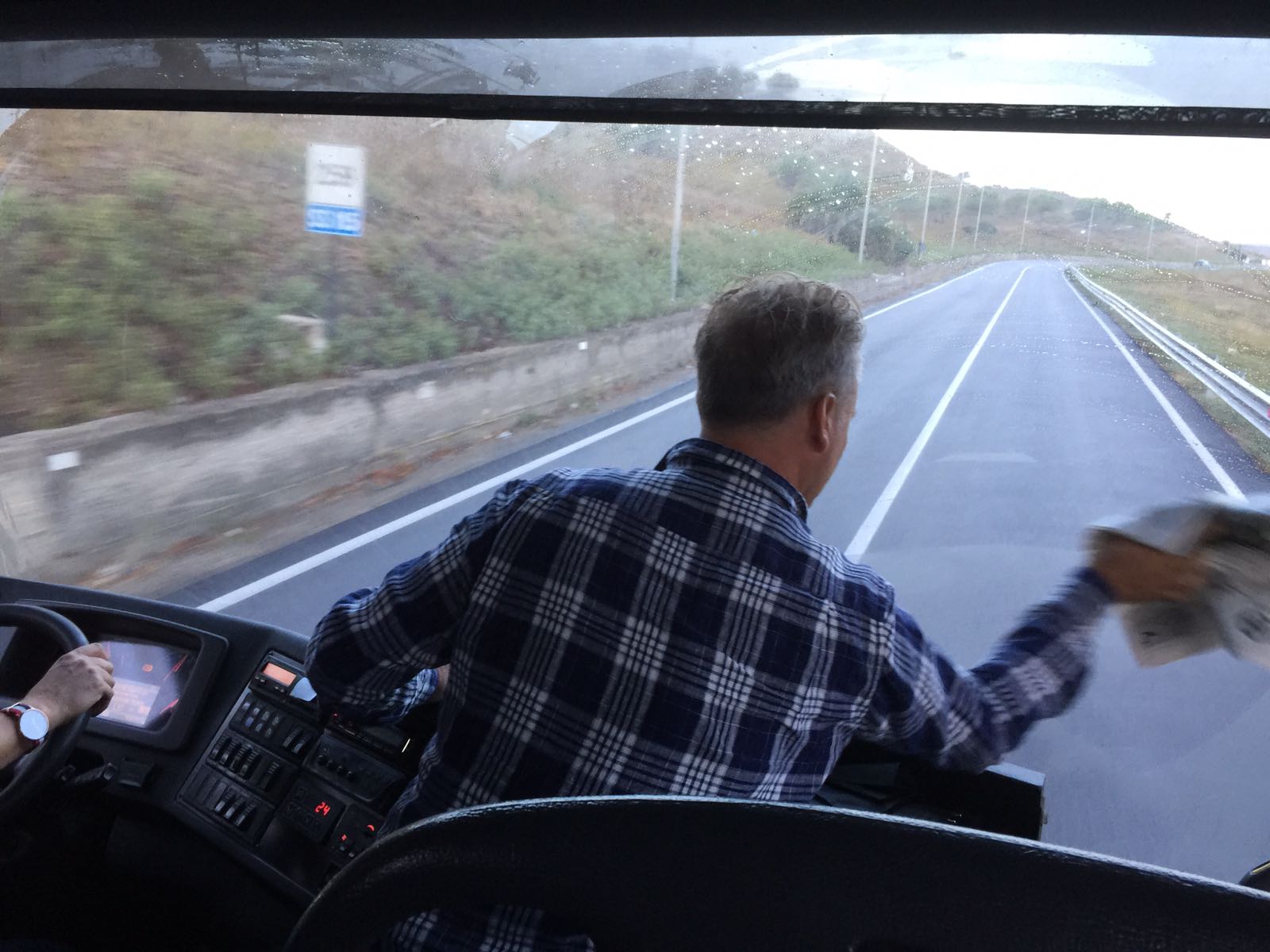 Stamani nuovi disagi su bus per Palermo. Viaggiatori “costretti” a pulire parabrezza