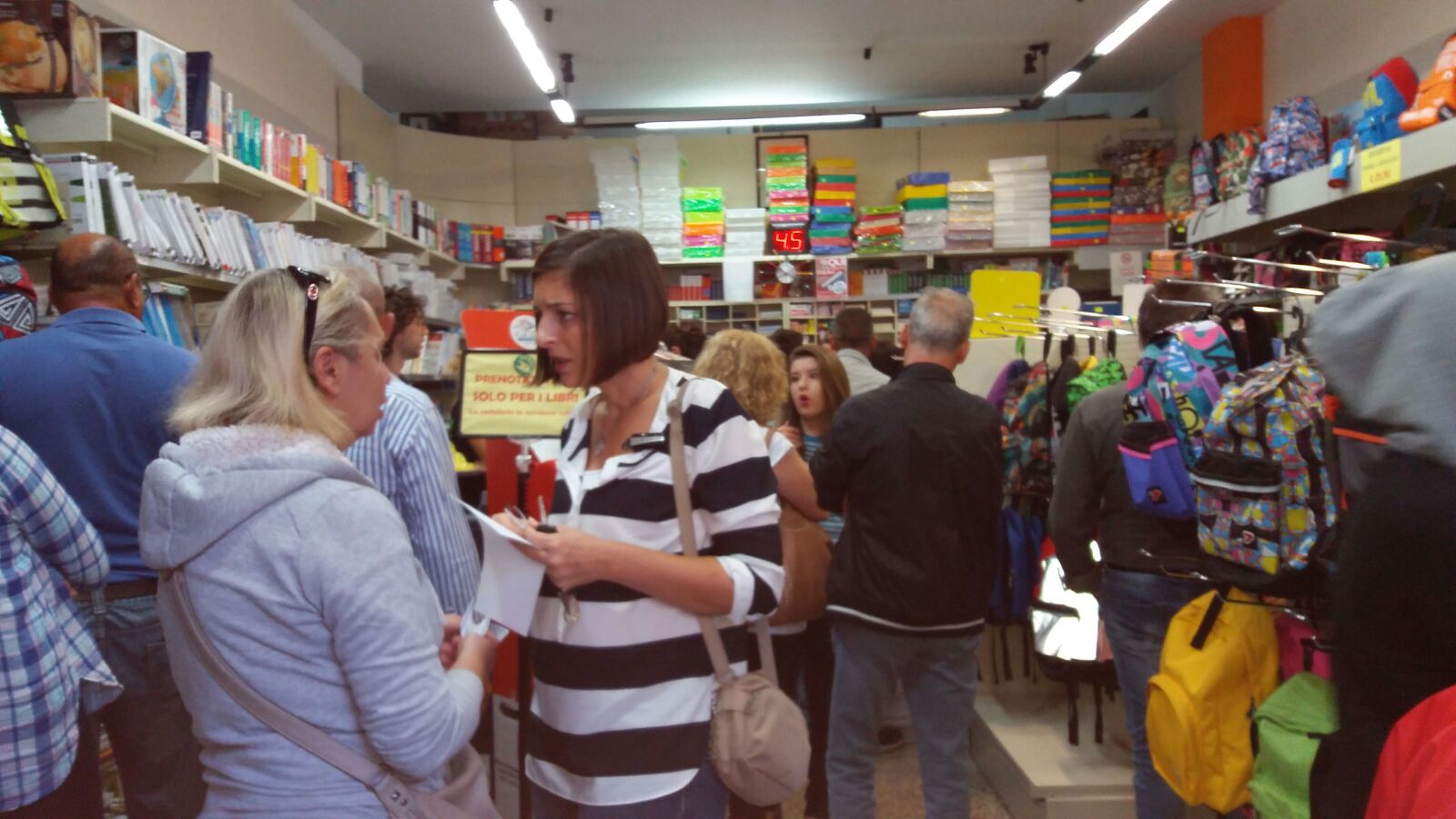Inizia la scuola, genitori in coda nelle librerie a Ragusa. Emozione per la prima campanella e questione vaccini