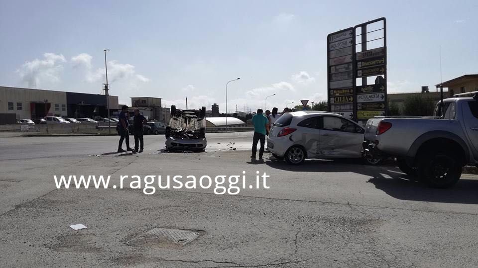 Incidente stradale alla zona industriale di Ragusa. Un’auto si capovolge