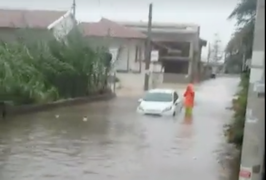 Pioggia intensa, vento forte e allagamenti. Ieri l’estate, oggi profondo autunno. Le previsioni. VIDEO