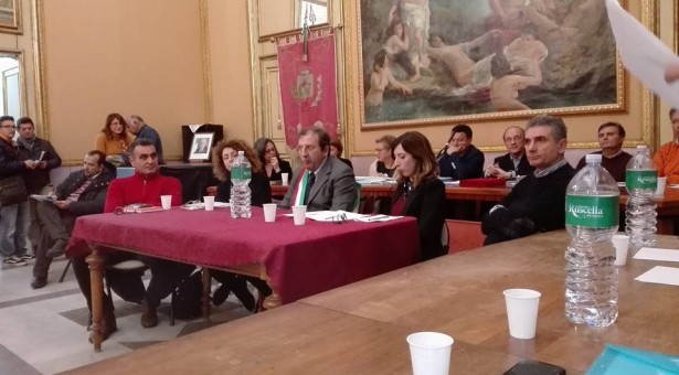 In Consiglio comunale a Scicli ci si confronta sugli esercizi finanziari ma non mancano le polemiche politiche. La nota di StartScicli