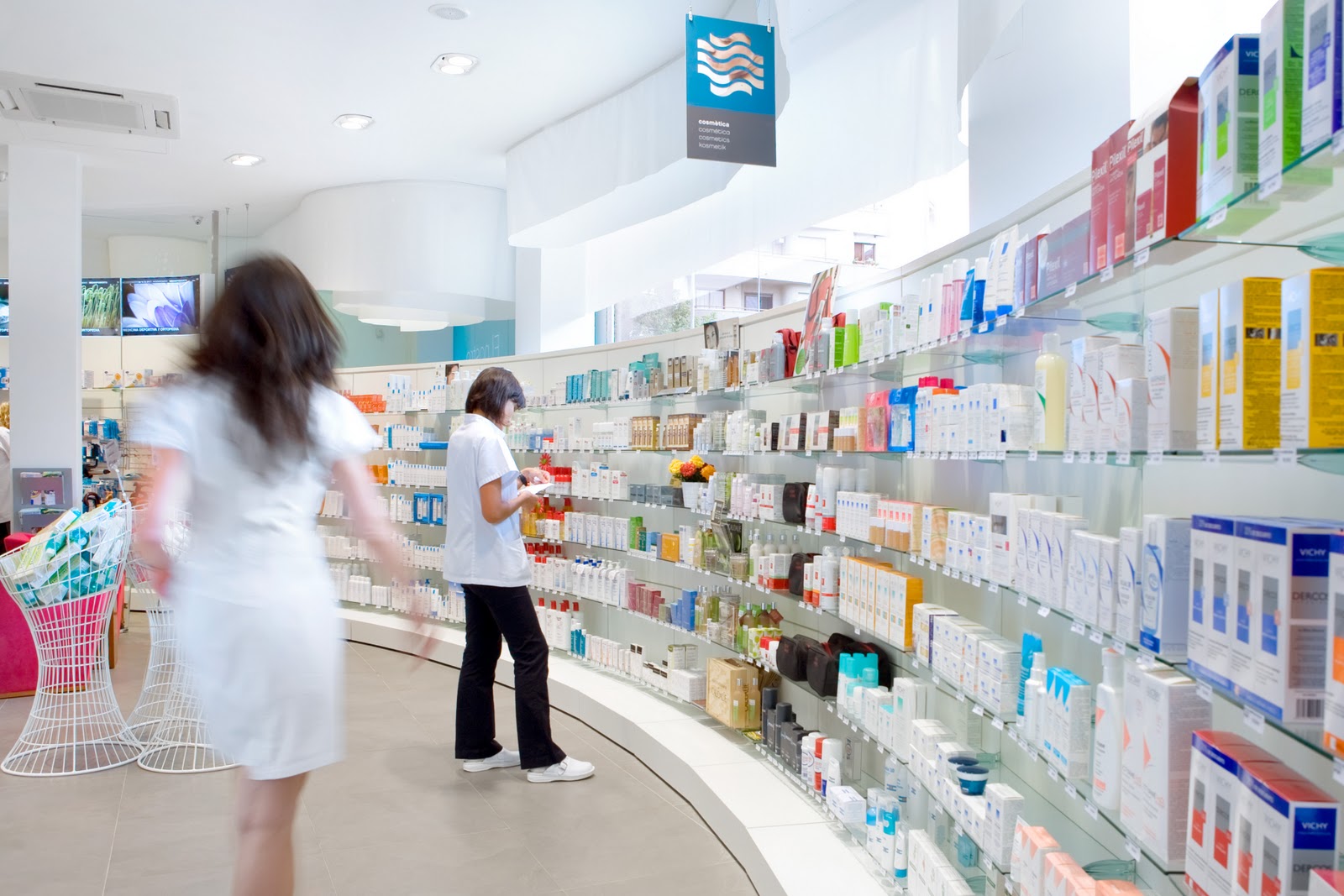 Analisi dello sviluppo dei nuovi farmaci in un corso di formazione, sabato presso Villa Orchidea