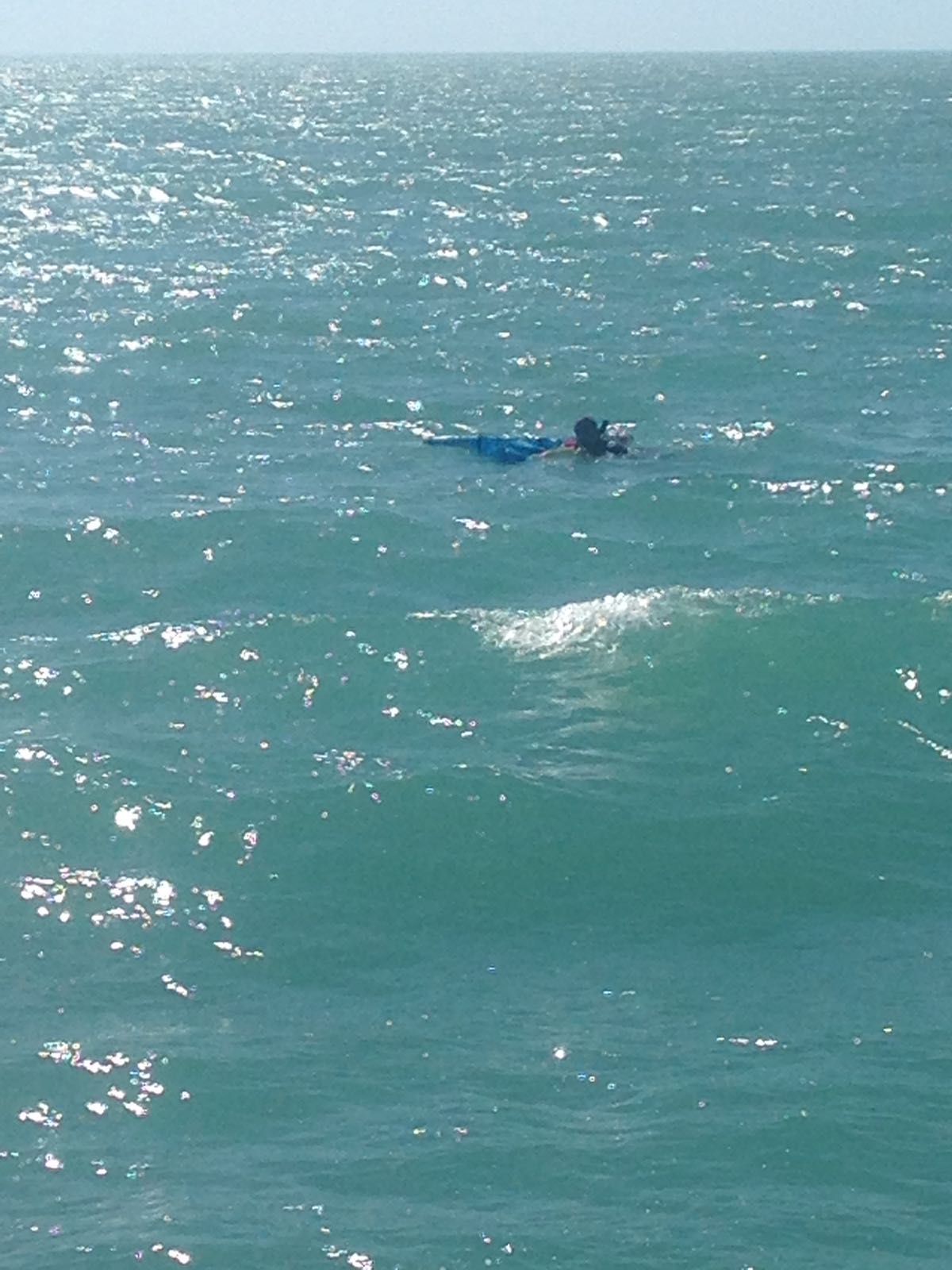 Soccorso kitesurfista alla deriva a Maganuco. E’ rimasto impigliato nei cavi del kite. FOTO